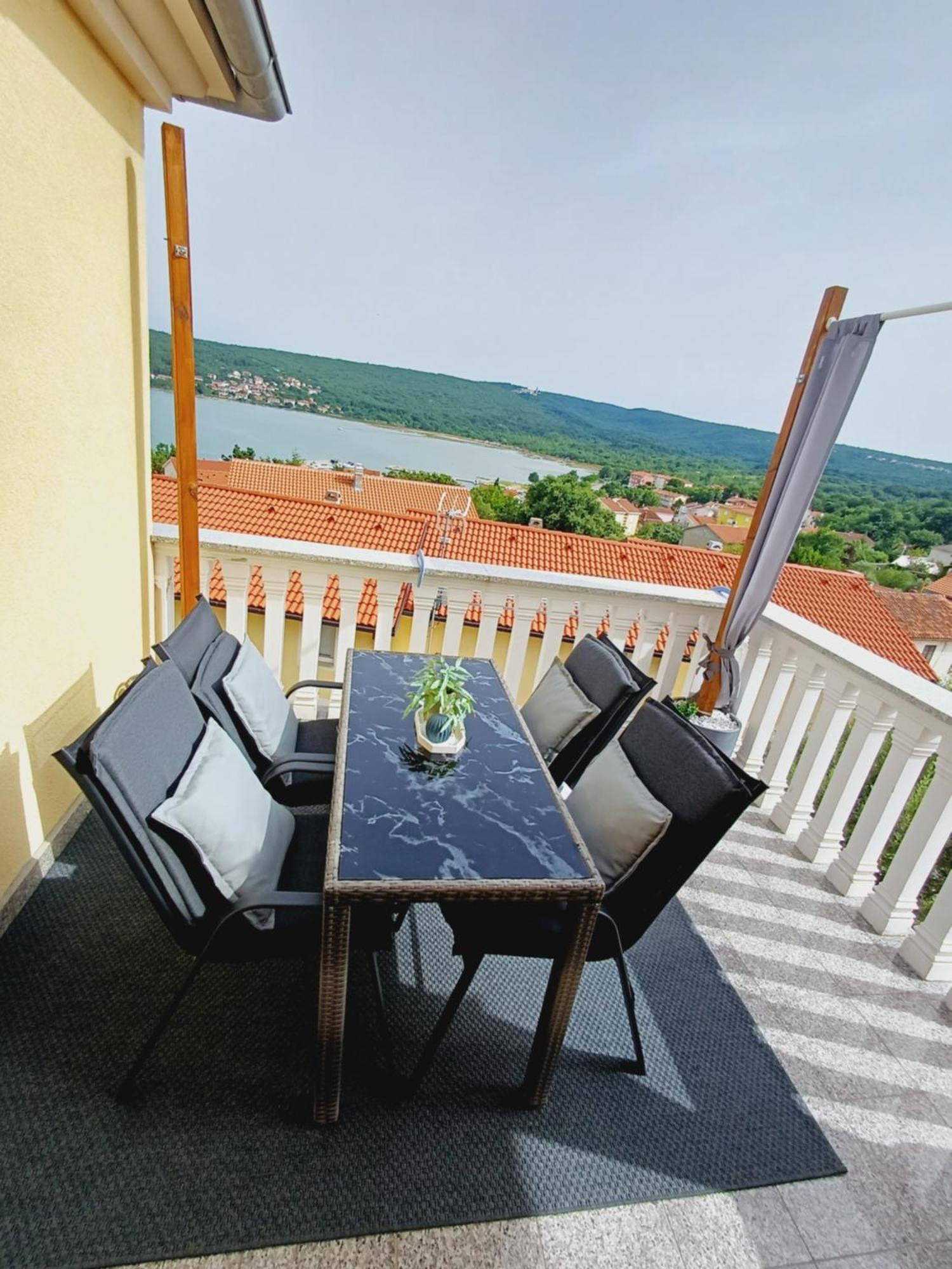 Apartament 16 *
